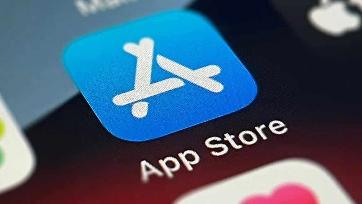 Apple разрешит установку приложений из сторонних магазинов, помимо App Store, уверяет Bloomberg. 